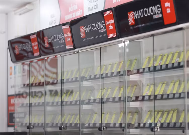 Tủ bày điện thoại trống trơn tại cửa hàng Nhật Cường. Ảnh: Tất Định.