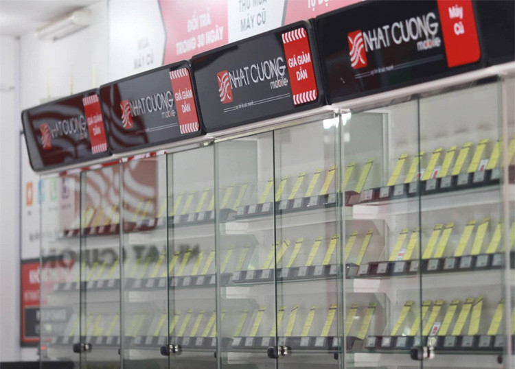 Tủ bày điện thoại trống trơn tại cửa hàng Nhật Cường. Ảnh: Tất Định.