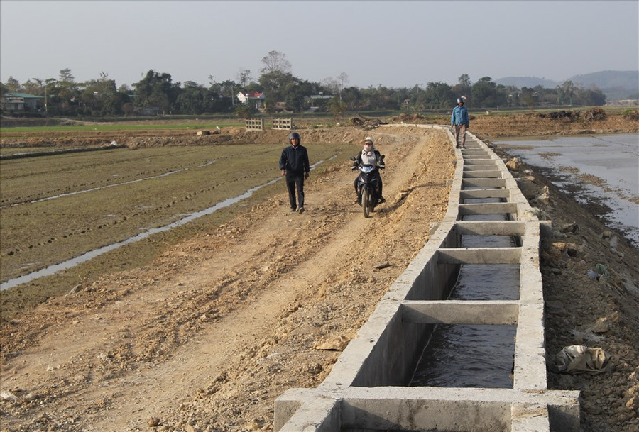 Do nền đường cũ bị hạ xuống thấp, hệ thống kênh mương được nâng cao và đắp đất vào hai bên đã thu hẹp mặt đường, gây cản trở việc đi lại của người dân. Ảnh: Bảo Lâm