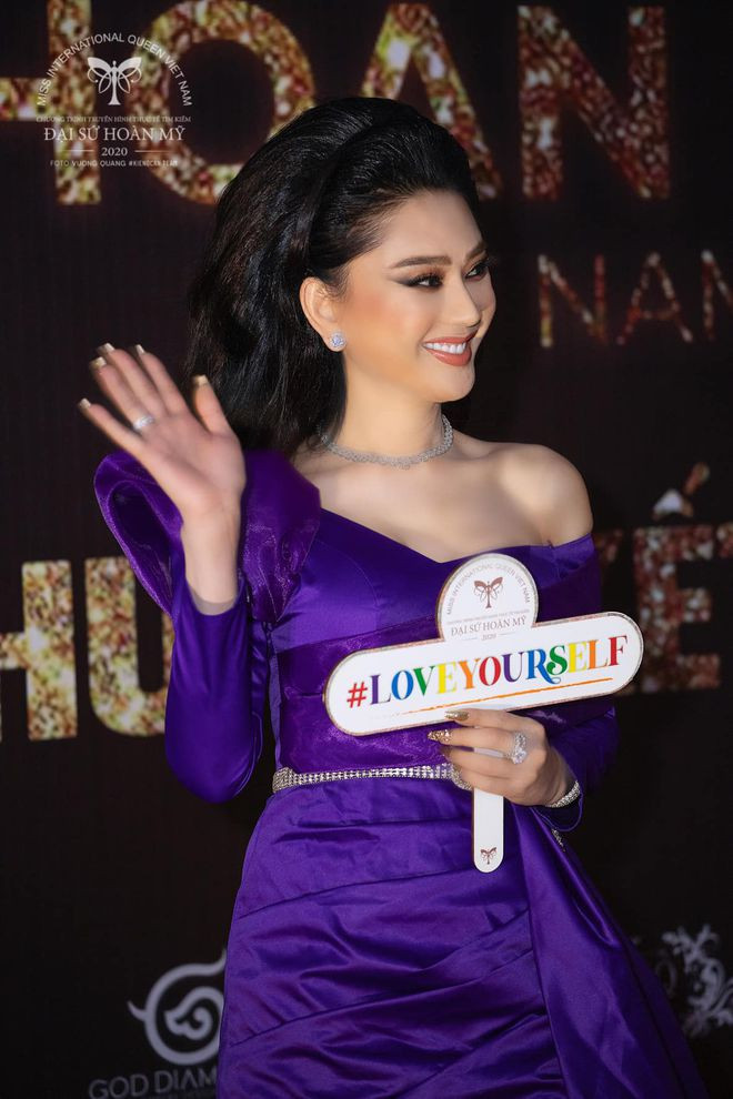 Lâm Khánh Chi chọn thiết kế váy tím, nổi bật trên thảm đỏ. Sự xuất hiện của cô tại đấu trường nhan sắc này khiến nhiều khán giả bất ngờ. Bởi lẽ trước đó, nữ ca sĩ từng có mâu thuẫn với Hoa hậu Hương Giang. Tuy nhiên, bỏ qua những hiềm khích, giọng ca chuyển giới vẫn nhận lời ngồi ghế giám khảo tại cuộc thi ẢNH: BTC