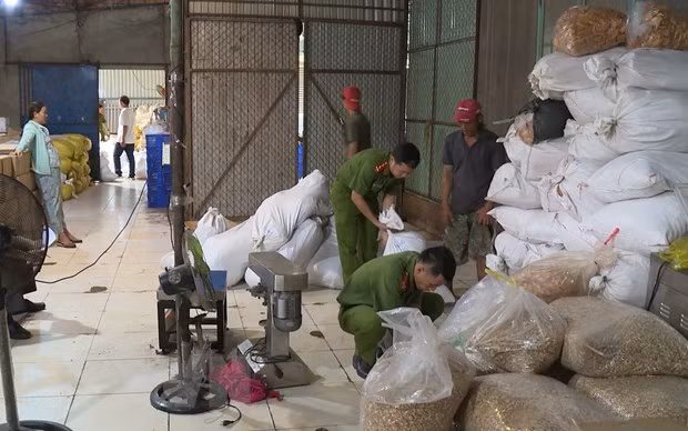 Lực lượng chức năng kiểm tra hàng hóa tại các kho chứa. (Ảnh: TTXVN phát)