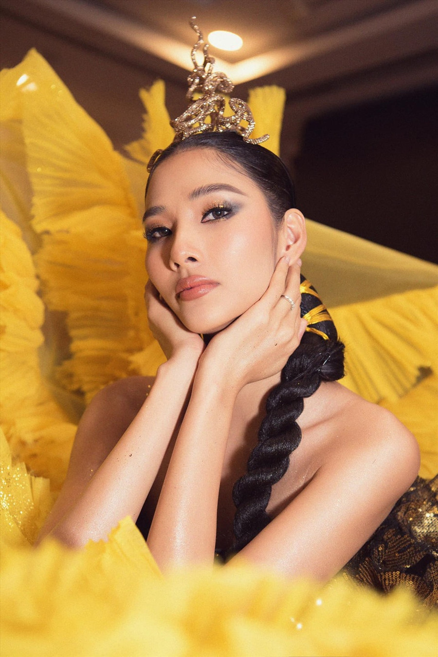 Nàng Á hậu yêu thích lối thiết kế đậm, phô diễn được nét đẹp sắc sảo, thu hút.