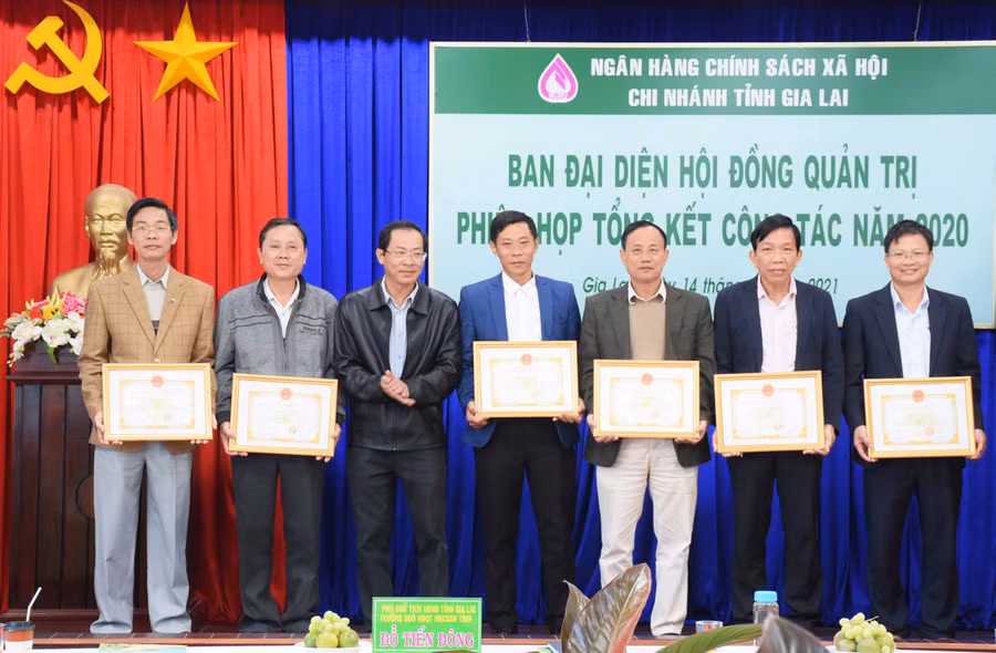 Phó Chủ tịch Thường trực UBND tỉnh, Trưởng Ban đại diện Hội đồng Quản trị Ngân hàng CSXH tỉnh Đỗ Tiến Đông tặng giấy khen cho các tập thể có thành tích trong công tác phối hợp