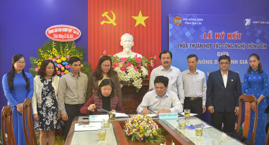  Bà Chu Thị Thu Hương-Phó Chủ tịch Hội Nông dân tỉnh(ngôi bên trái) và ông Lương Mười-Giám đốc VNPT Gia Lai(ngồi bên phải) cùng ký kết thỏa thuận hợp tác công nghệ thông tin. Ảnh: Hoàng Cư
