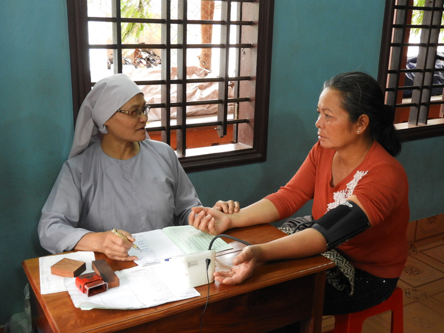 Khám chữa bệnh từ thiện tại Tuê Tỉnh đường Chùa Bửu Sơn. Ảnh: Thanh Nhật