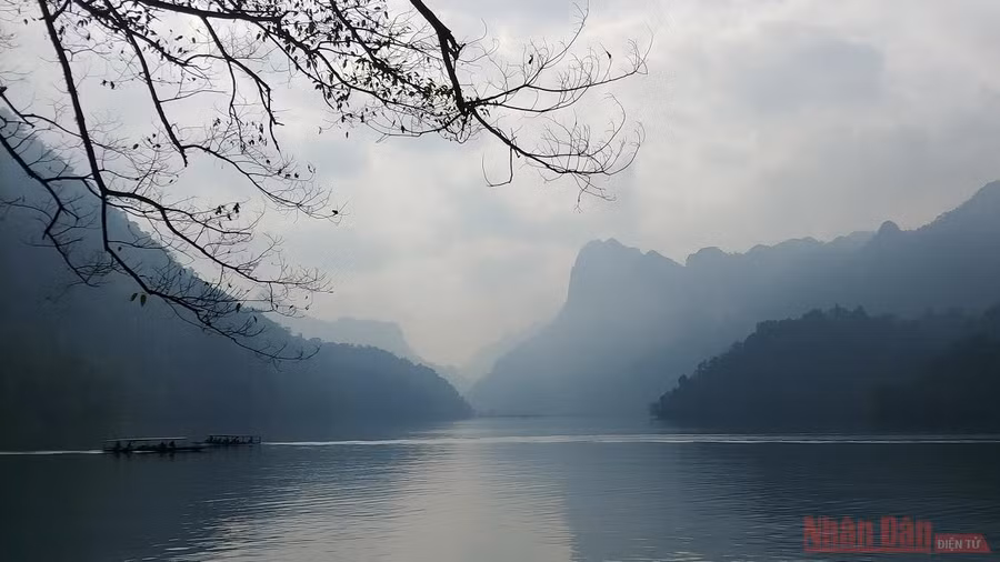 Ở độ cao 145m so với mực nước biển, hồ Ba Bể là hồ nước ngọt tự nhiên lớn nhất Việt Nam, với chiều dài hơn 8km, diện tích mặt nước khoảng 500ha, được hợp thành bởi ba hồ thông nhau gồm Pé Lèng, Pé Lù và Pé Lầm. Đây cũng chính là nguồn gốc của cái tên “Ba Bể”, theo tiếng địa phương là 