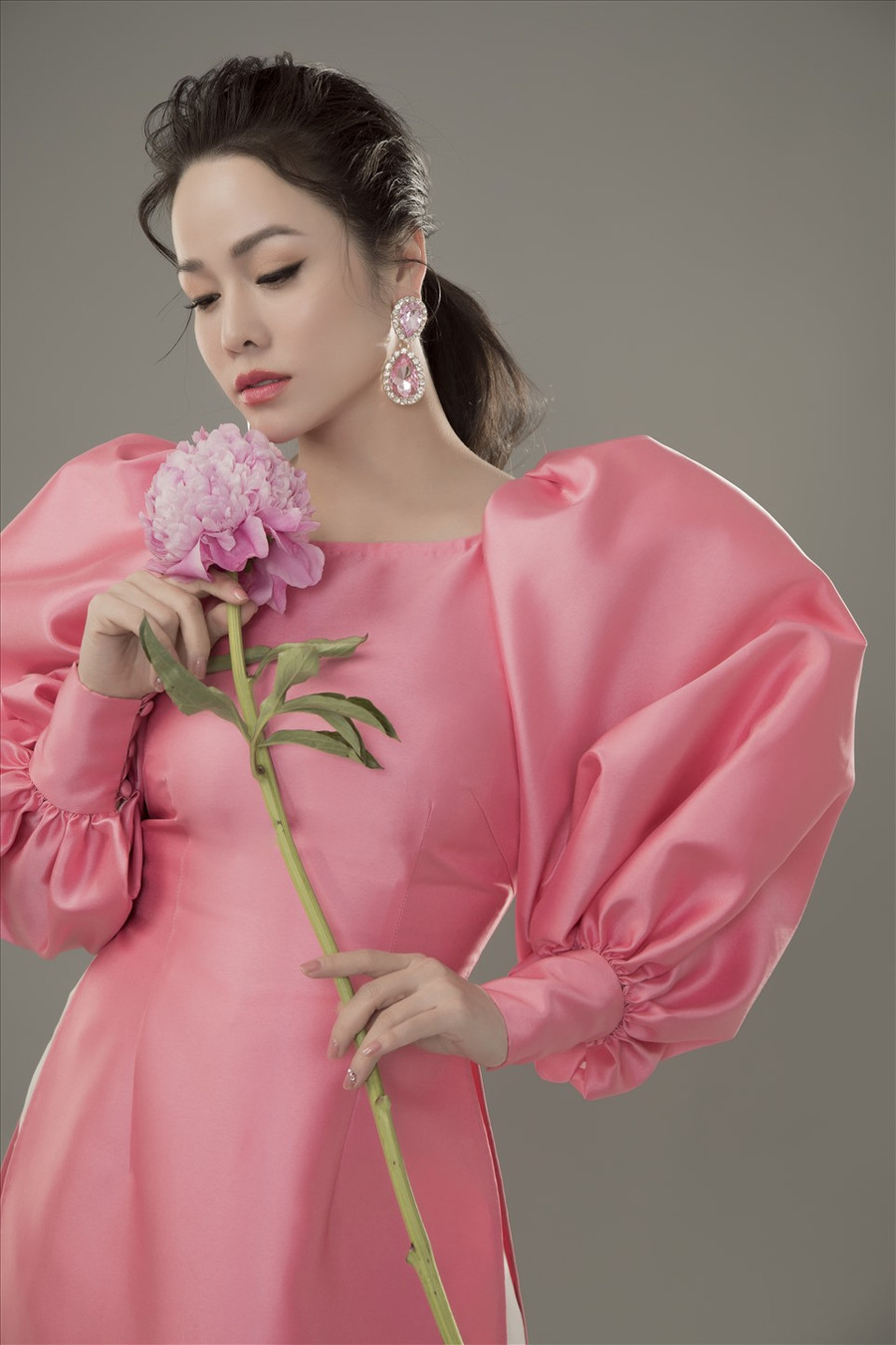 Dù đã là một nghệ sĩ nổi tiếng và đạt được nhiều thành công trong sự nghiệp thế nhưng Nhật Kim Anh tiết lộ cô rất ít khi thay đổi phong cách cho bản thân, thay vào đó cô luôn trung thành với hình ảnh mộc mạc, giản dị.