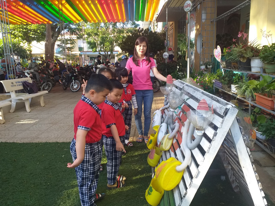 Học sinh Trường Mầm non Hoa Hồng (phường Hội Thương, TP. Pleiku) tham gia thi sáng tạo làm đồ chơi từ phế liệu là rác thải nhựa. Ảnh: Nhật Hào