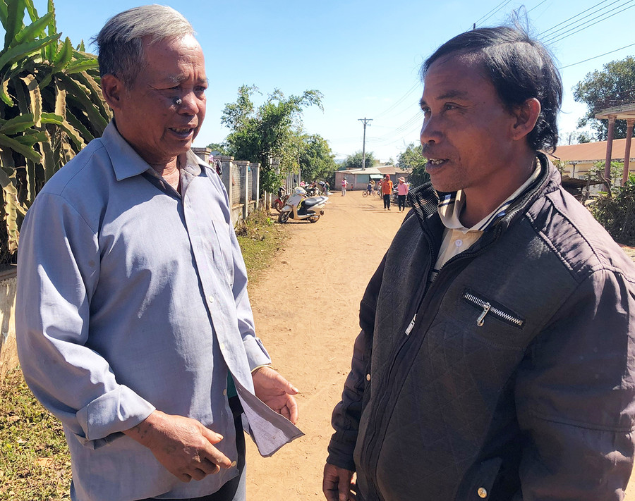 Ông Siu Sum (bìa trái) uyên truyền, vận động người dân trong làng. Ảnh: Anh Huy Ông Sum (bìa trái) đang tuyên truyền, vận động người dân trong làng. Ảnh: Anh Huy