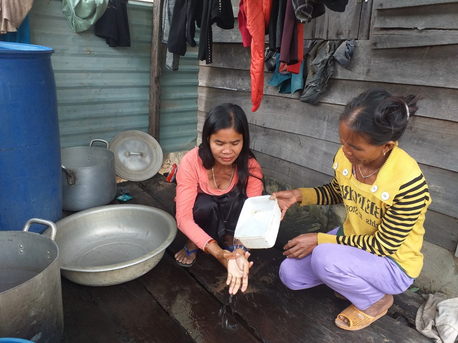 Nhiều năm nay hộ SIu Goai và Siu Phơ dùng chung giếng nước nhưng cứ đầu mùa khô đã phải lấy nước từ bờ ruộng về sử dụng.jpg