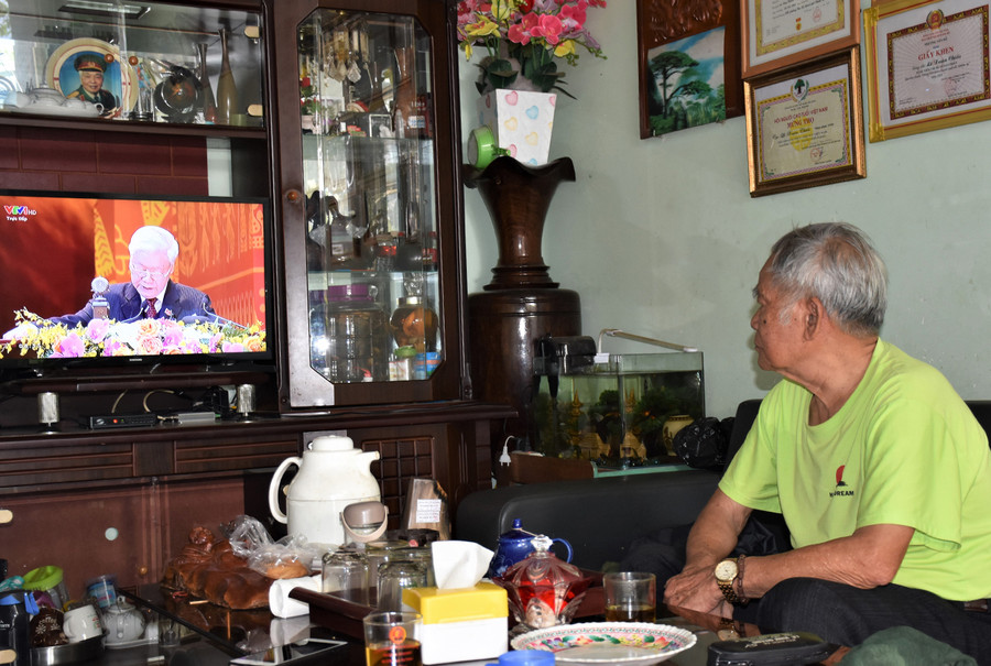 Ông Lê Xuân Chiểu theo dõi phiên khai mạc của Đại hội. Ảnh: Trần Dung 