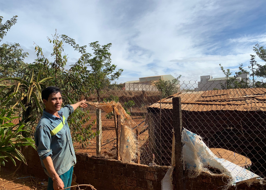Nhà của ông Lê Đình Hùng (thị trấn Ia Kha, huyện Ia Grai) nằm phía sau khu vực đặt máy xay xát cà phê của gia đình bà Bùi Thị Tha nên cuộc sống bị ảnh hưởng do khói bụi. Ảnh: Hoành Sơn