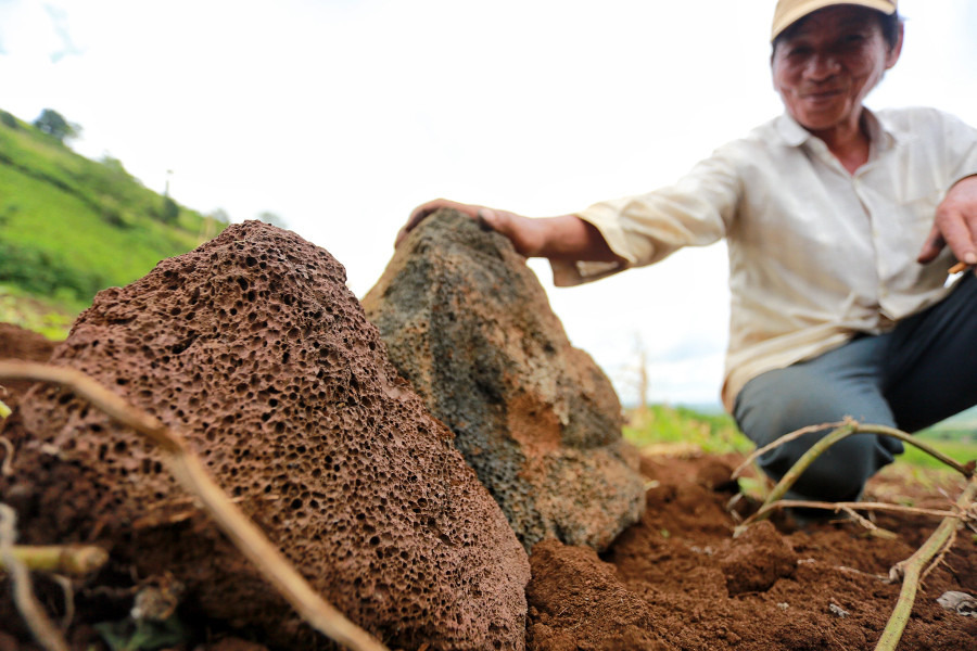 "Bom núi lửa" Chư Đang Ya là dấu tích còn sót loại của hoạt động địa chất núi lửa cách đây hàng triệu năm. Ảnh: Hoàng Ngọc Bom núi lửa Chư Đang-dấu tích còn sót loại của hoạt động địa chất núi lửa cách đây hàng triệu năm