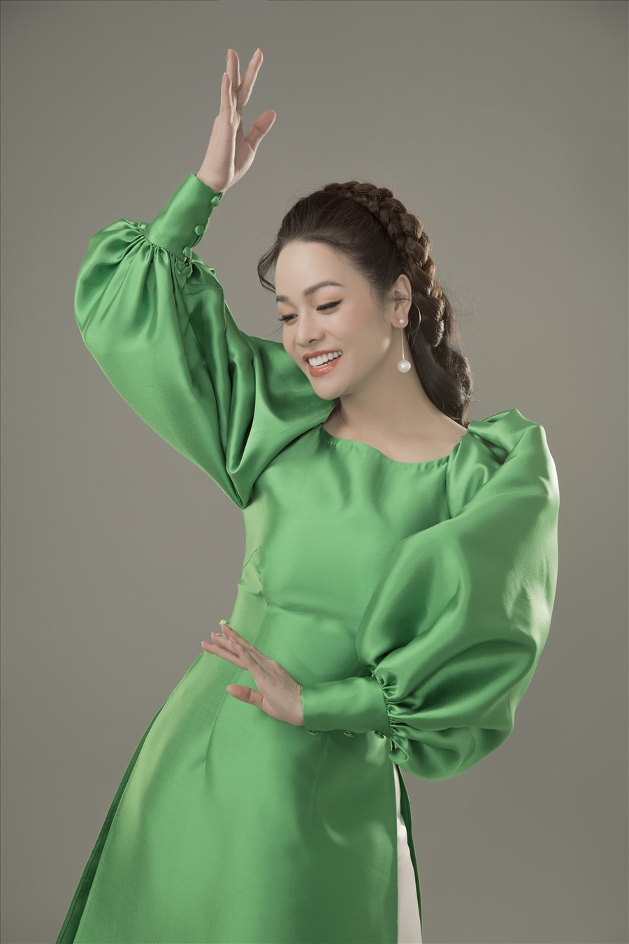 Cô tiết lộ vì một phần do tính cách cộng thêm với ngoại hình phù hợp nên được các nhà làm phim tin tưởng. Ảnh: NSCC.