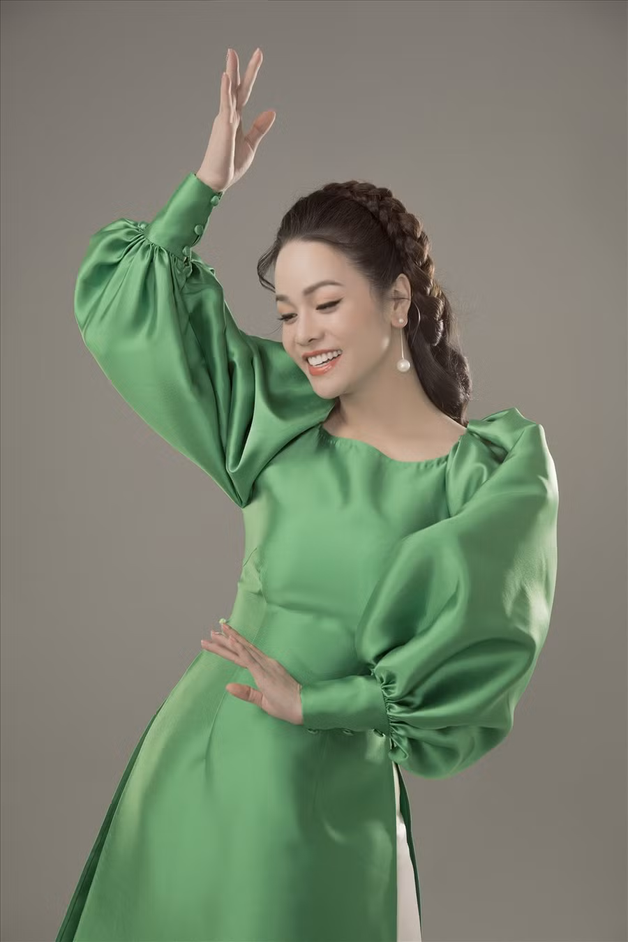 Cô tiết lộ vì một phần do tính cách cộng thêm với ngoại hình phù hợp nên được các nhà làm phim tin tưởng. Ảnh: NSCC.