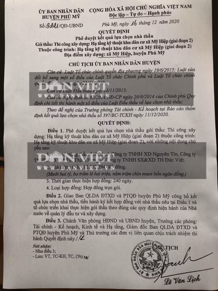 Đơn vị trúng thầu là liên danh Công ty TNHH XD Nguyên Tín, Công ty TNHH XD&TM-TH Thịnh Hưng (Công ty Thịnh Hưng) và Công ty TNHH SX&XD TH Đức Việt (Công ty Đức Việt), theo loại hợp đồng trọn gói với giá trúng thầu là: 12.302.594.000 đồng. Ảnh: Dũ Tuấn.