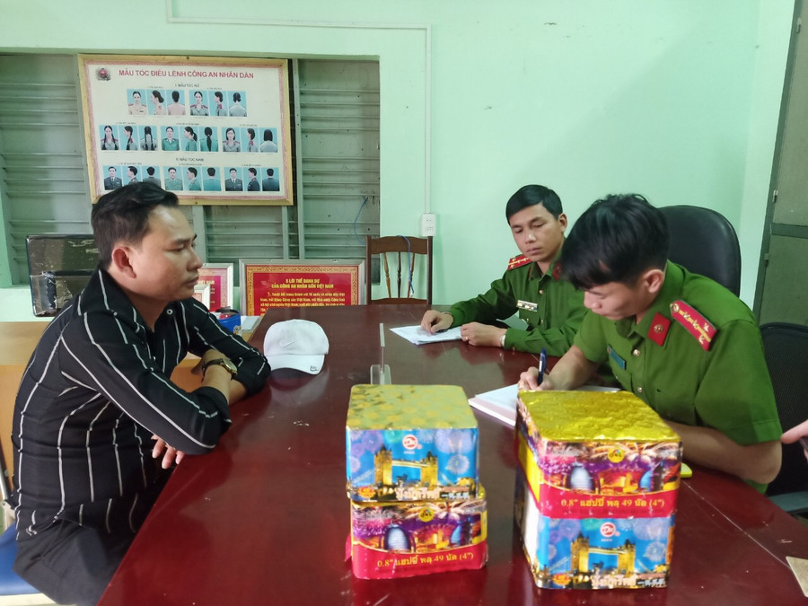 Đối tượng Linh cùng tang vật là 7 kg pháo hoa nổ