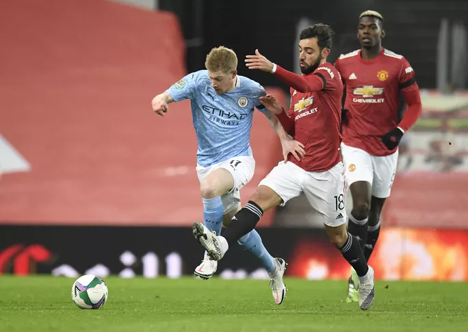 Kevin de Bruyne lấn lướt cặp tiền vệ Bruno - Pogba của Man United