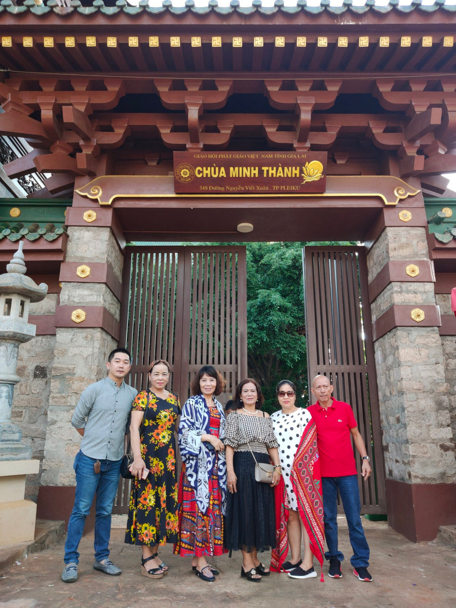 Anh Phan Duy Hảo (bìa trái) chụp hình kỷ niệm cùng đoàn khách tham quan chùa Minh Thành, TP. Pleiku (ảnh nhân vật cung cấp).