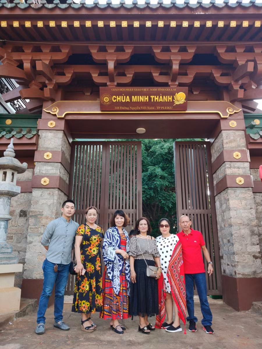 Anh Phan Duy Hảo (bìa trái) chụp hình kỷ niệm cùng đoàn khách tham quan chùa Minh Thành, TP. Pleiku (ảnh nhân vật cung cấp).