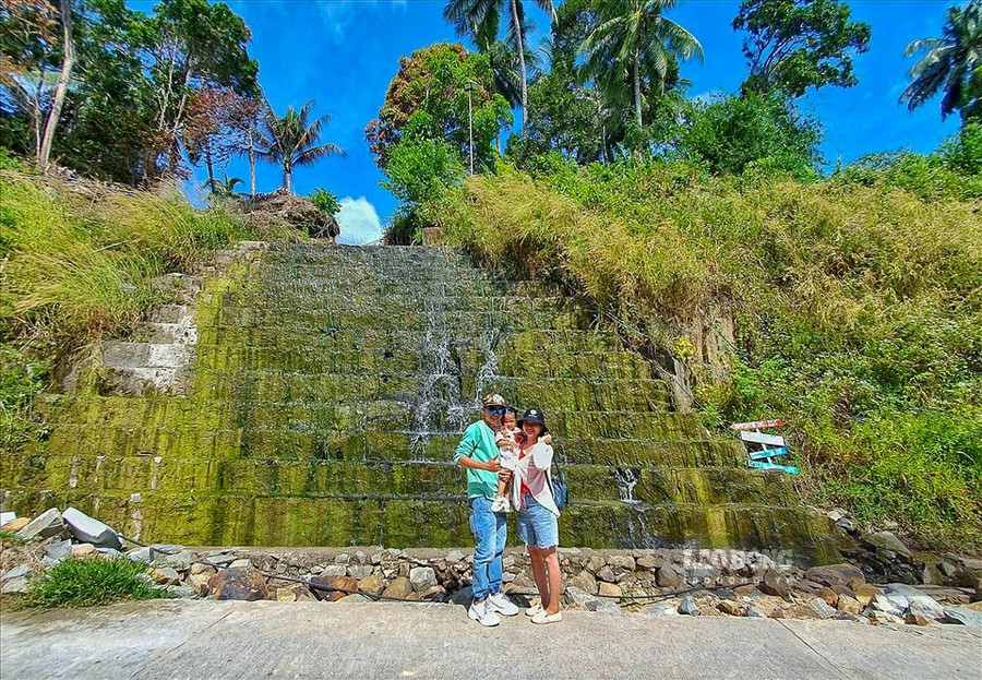  Hòn Sơn có các địa danh tâm linh là những nơi thờ tự như Đình Thần Lại Sơn, Miếu Bà Cố Chủ, Thánh thất Cao Đài, chùa Hải Sơn. Điểm đặc biệt nơi đây có 7 đỉnh núi dính liền vào nhau, đỉnh núi cao nhất có cái tên hết sức kì bí là Ma Thiên Lãnh với độ cao khoảng 450m so với mực nước biển. Trên đỉnh Ma Thiên Lãnh có một tảng đá bằng phẳng, với phong cảnh xung quanh rất đẹp nên gọi là Sân Tiên. Dòng suối duy nhất có nước trong vắt chảy từ đỉnh Ma Thiên Lãnh xuống ngay Bãi Bàng là nguồn nước ngọt quý báu cho người dân trên đảo gọi là Suối Tiên.