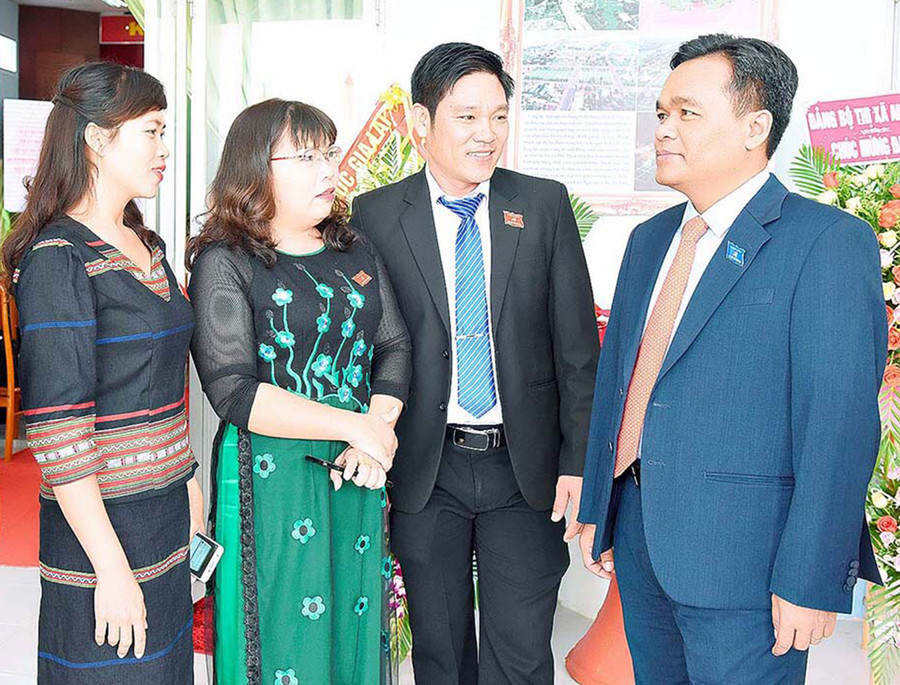 Bí thư Tỉnh ủy Hồ Văn Niên (bìa phải) trao đổi với các đại biểu dự Đại hội Đảng bộ huyện Phú Thiện lần thứ XIX (nhiệm kỳ 2020-2025). Ảnh: Đức Thụy  Bí thư Tỉnh ủy Hồ Văn Niên (bìa phải) trao đổi với các đại biểu dự Đại hội Đảng bộ huyện Phú Thiện lần thứ XIX (nhiệm kỳ 2020-2025). Ảnh: Đức Thụy