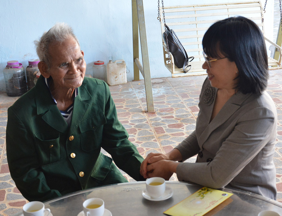 Phó Chủ tịch UBND tỉnh Nguyễn Thị Thanh Lịch thăm, chúc Tết gia đình ông Đinh Klum-nguyên Tỉnh ủy viên, Phó Chủ tịch UBND tỉnh. Ảnh: Phương Duyên Thăm, chúc Tết gia đình ông Đinh Klum-nguyên Tỉnh ủy viên, nguyên Phó Chủ tịch UBND tỉnh. Ảnh: Phương Duyên