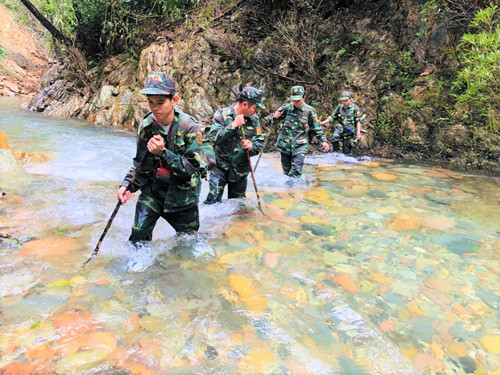 Cán bộ, chiến sĩ Đồn Biên phòng Nhâm băng rừng lội suối làm nhiệm vụ tuần tra..Ảnh: QUANG TÁM