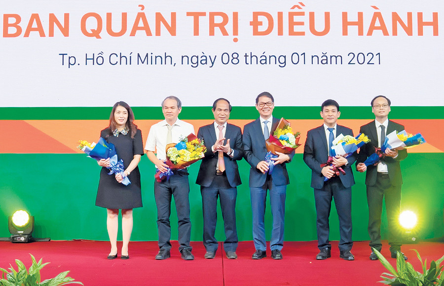 Chủ tịch UBND tỉnh Võ Ngọc Thành tặng hoa chúc mừng Hội đồng Quản trị mới của Hoàng Anh Gia Lai Agrico. Ảnh: Trần Hiếu Chủ tịch UBND tỉnh Võ Ngọc Thành tặng hoa chúc mừng Hội đồng Quản trị mới của Hoàng Anh Gia Lai Agrico. Ảnh: Trần Hiếu