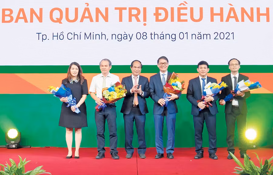 Chủ tịch UBND tỉnh Võ Ngọc Thành tặng hoa chúc mừng Hội đồng Quản trị mới của Hoàng Anh Gia Lai Agrico. Ảnh: Trần Hiếu