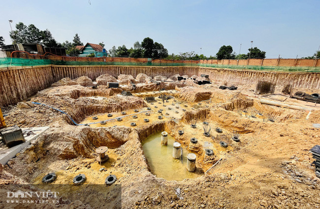 Cận cảnh bên trong công trình dự án với nhiều cọc bê tông đã được đóng sâu xuống lòng đất. Ảnh: V.D