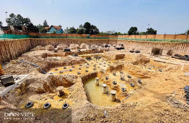 Cận cảnh bên trong công trình dự án với nhiều cọc bê tông đã được đóng sâu xuống lòng đất. Ảnh: V.D