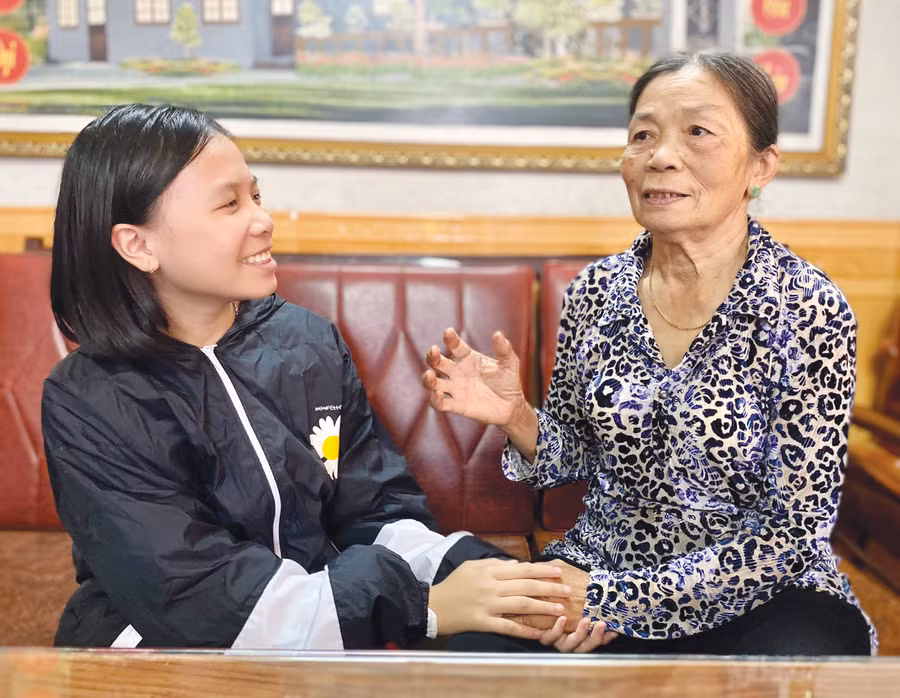 Bà Võ Thị Chánh (xã Trà Đa, TP. Pleiku) kể lại cho cháu nghe về kỷ niệm cứu chữa ông Đặng Hồng Phàn. Ảnh: Hồng Thi