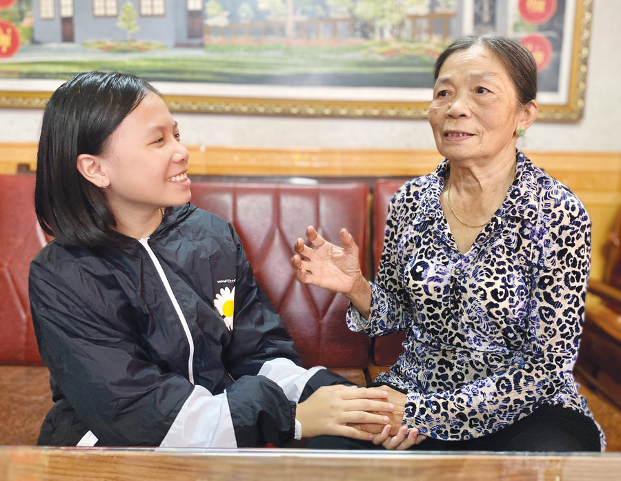 Bà Võ Thị Chánh (xã Trà Đa, TP. Pleiku) kể lại cho cháu nghe về kỷ niệm cứu chữa ông Đặng Hồng Phàn. Ảnh: Hồng Thi Bà Võ Thị Chánh (xã Trà Đa, TP. Pleiku) kể lại cho cháu nghe về kỷ niệm cứu chữa ông Đặng Hồng Phàn. Ảnh: Hồng Thi