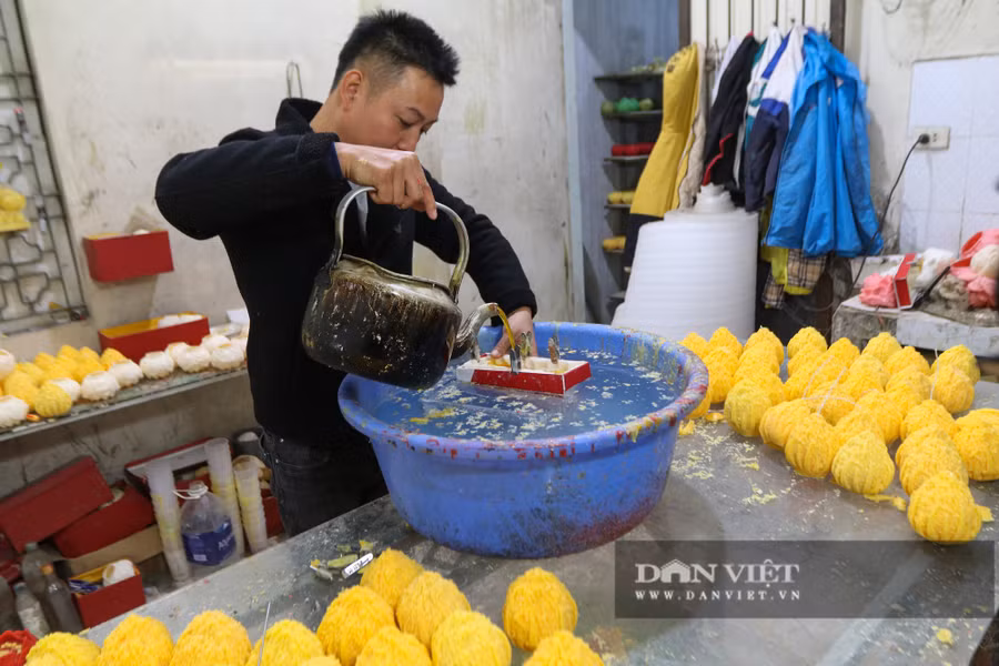 Anh Thông cho biết, anh phải bỏ ra hàng tháng trời để nghiên cứu và tạo ra khuôn sản phẩm. Đây là một trong những công đoạn quan trọng để sản xuất ra được những chiếc nến hình trâu.