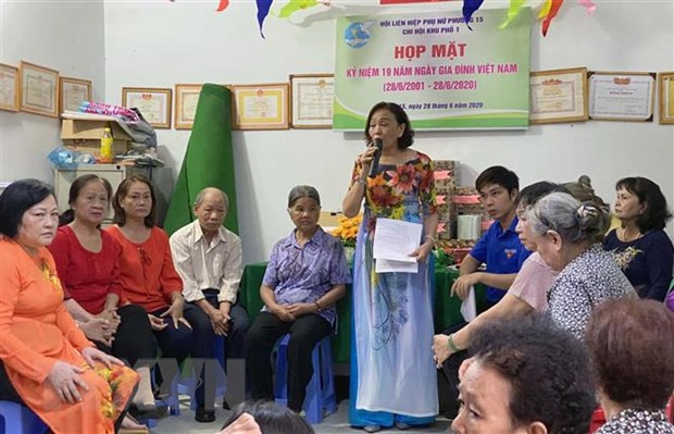 Chị Lý Mai Anh (đứng), Phó Ban công tác mặt trận khu phố 1, phường 15, Quận 5 phát biểu tại buổi họp mặt của Chi hội Phụ nữ khu phố 1 nhân ngày Gia đình Việt Nam. (Ảnh: Thanh Vũ/TTXVN)  Chị Lý Mai Anh (đứng), Phó Ban công tác mặt trận khu phố 1, phường 15, Quận 5 phát biểu tại buổi họp mặt của Chi hội Phụ nữ khu phố 1 nhân ngày Gia đình Việt Nam. (Ảnh: Thanh Vũ/TTXVN)