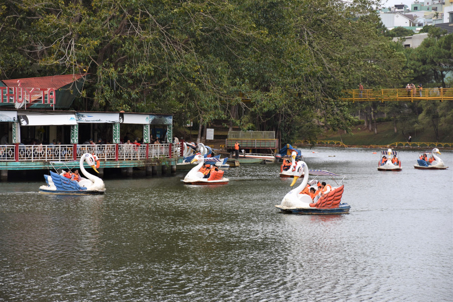 Công viên Diên Hồng hút khách dịp nghỉ lễ. Ảnh Trần Dung