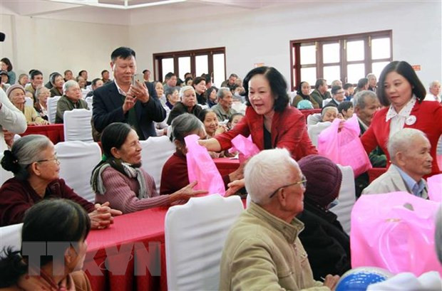 Bà Trương Thị Mai, Trưởng Ban Dân vận Trung ương, tặng quà Tết các gia đình chính sách, người có công với cách mạng huyện Đơn Dương, Lâm Đồng. (Ảnh: Đặng Tuấn/TTXVN)  Bà Trương Thị Mai, Trưởng Ban Dân vận Trung ương, tặng quà Tết các gia đình chính sách, người có công với cách mạng huyện Đơn Dương, Lâm Đồng. (Ảnh: Đặng Tuấn/TTXVN)