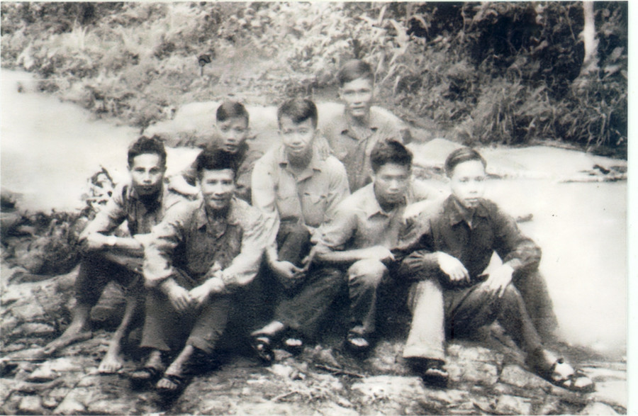 Ông Phạm Hải Đăng (thứ 2 từ phải sang) và đồng đội tại căn cứ Krong (huyện Kbang)năm 1970 (ảnh tư liệu).