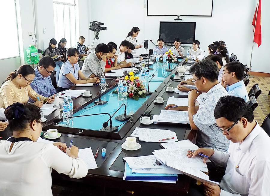 Đoàn giám sát của tỉnh kiểm tra công tác cải cách hành chính tại UBND TP. Pleiku. Ảnh: Thanh Nhật 