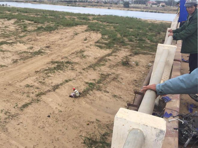 Em Thư bị văng xuống cầu sau khi ô tô va chạm với xe máy - ẢNH: TRƯỜNG AN