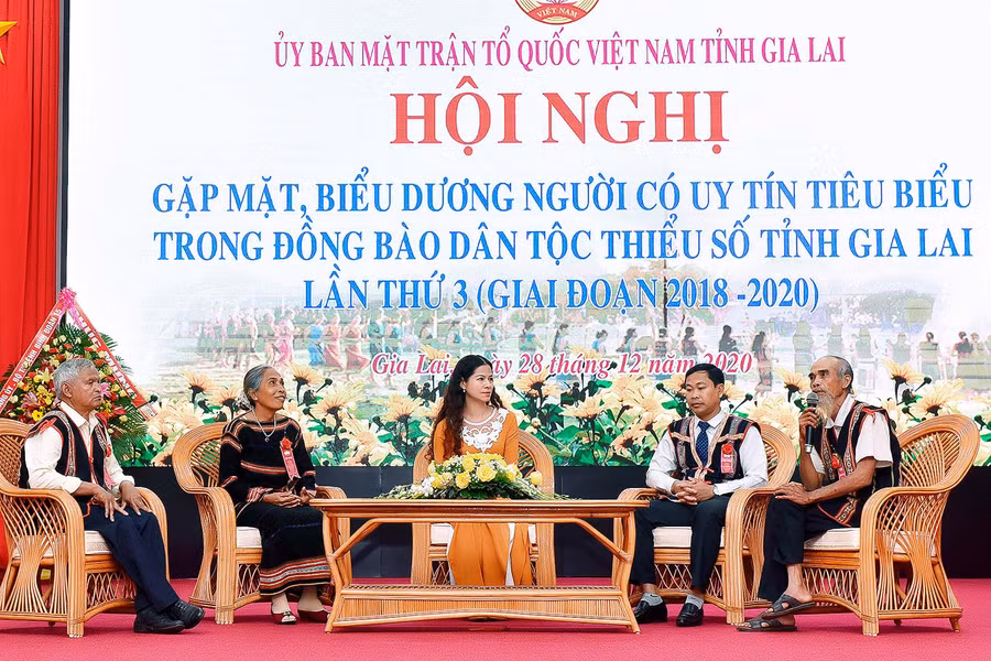 các gia làng giao lưu tại lễ tuyên dương các gia làng