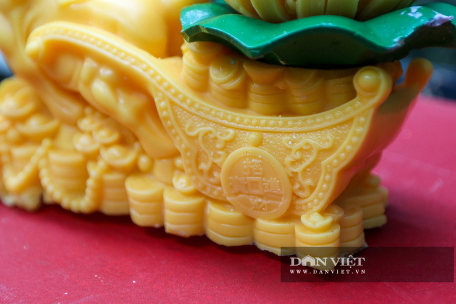 "Ngoài tính thẩm mỹ, sản phẩm trâu nến của tôi đều hội tụ đủ những yếu tố phong thủy. Như ngũ hành gồm có kim, mộc, thủy, hỏa thổ, còn ngũ cốc là lúa nếp, lúa tẻ, mạch, đỗ, vừng", anh Thông nói thêm.