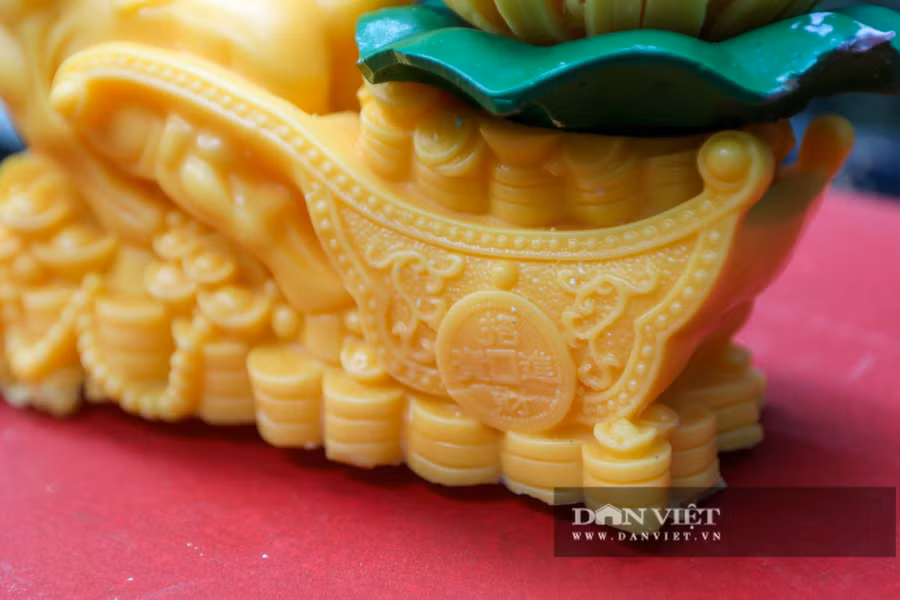 "Ngoài tính thẩm mỹ, sản phẩm trâu nến của tôi đều hội tụ đủ những yếu tố phong thủy. Như ngũ hành gồm có kim, mộc, thủy, hỏa thổ, còn ngũ cốc là lúa nếp, lúa tẻ, mạch, đỗ, vừng", anh Thông nói thêm.