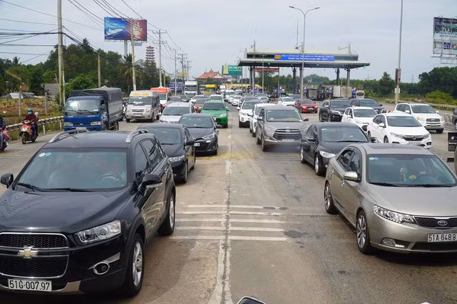 Kẹt xe tại trạm thu phí ở H.Long Thành ẢNH: LÊ LÂM