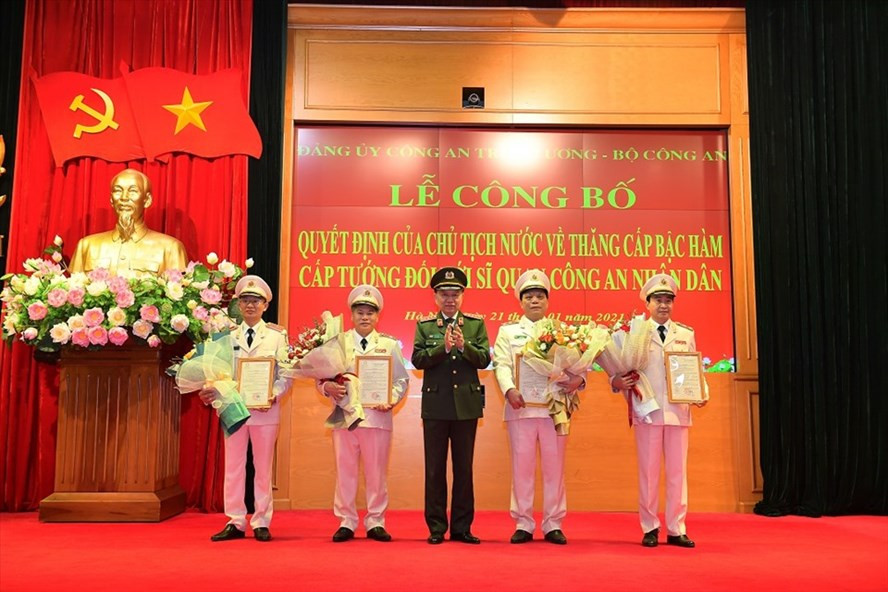 Bộ trưởng Tô Lâm trao quyết định của Chủ tịch Nước về thăng cấp bậc hàm cấp tướng cho các sĩ quan công an nhân dân, trong đó có Giám đốc CATP Hà Nội Nguyễn Hải Trung (thứ hai từ phải sang). Ảnh: CAHN. Bộ trưởng Tô Lâm trao quyết định của Chủ tịch Nước về thăng cấp bậc hàm cấp tướng cho các sĩ quan công an nhân dân, trong đó có Giám đốc CATP Hà Nội Nguyễn Hải Trung (thứ hai từ phải sang). Ảnh: CAHN.