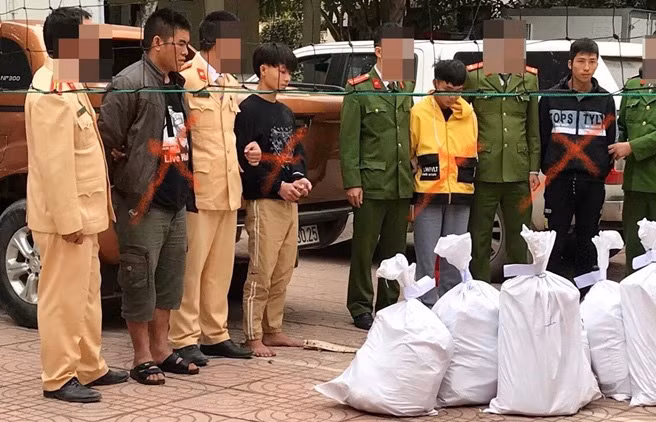 Các đối tượng và tang vật trong chuyên án - Ảnh: Công an Nghệ An