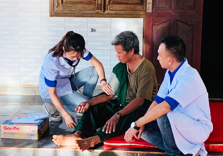  Các y-bác sĩ Bệnh viện Đa khoa tỉnh khám bệnh cho gia đình có công với cách mạng ở xã Ia O (huyện Ia Grai). Ảnh: Phan Lài