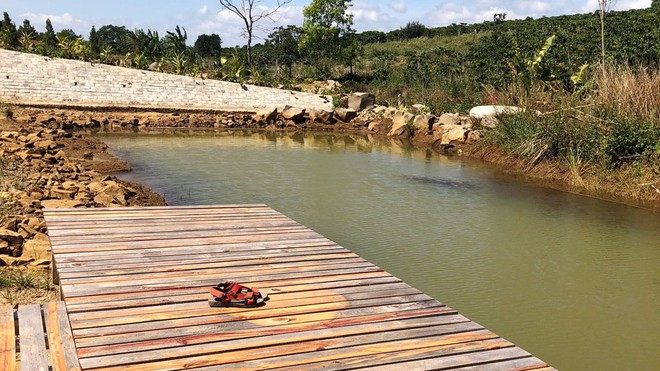 Hiện trường nơi cháu H. rơi xuống hồ Cống Sập đuối nước tử vong thương tâm ẢNH: TRÙNG DƯƠNG