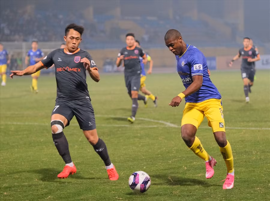 Bruno (phải) chưa để lại dấu ấn trong màu áo Hà Nội. Ảnh: Minh Hiếu